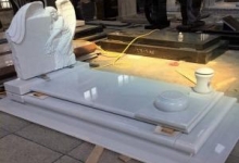 Din ce este format un monument funerar?