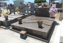 Monumentul funerar: din marmura sau granit?